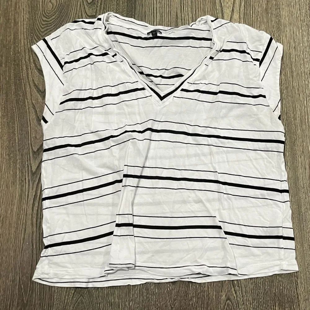 Express Skimming Tee Shirt Cap Sleeves V-Neck Casual Striped White Black Large